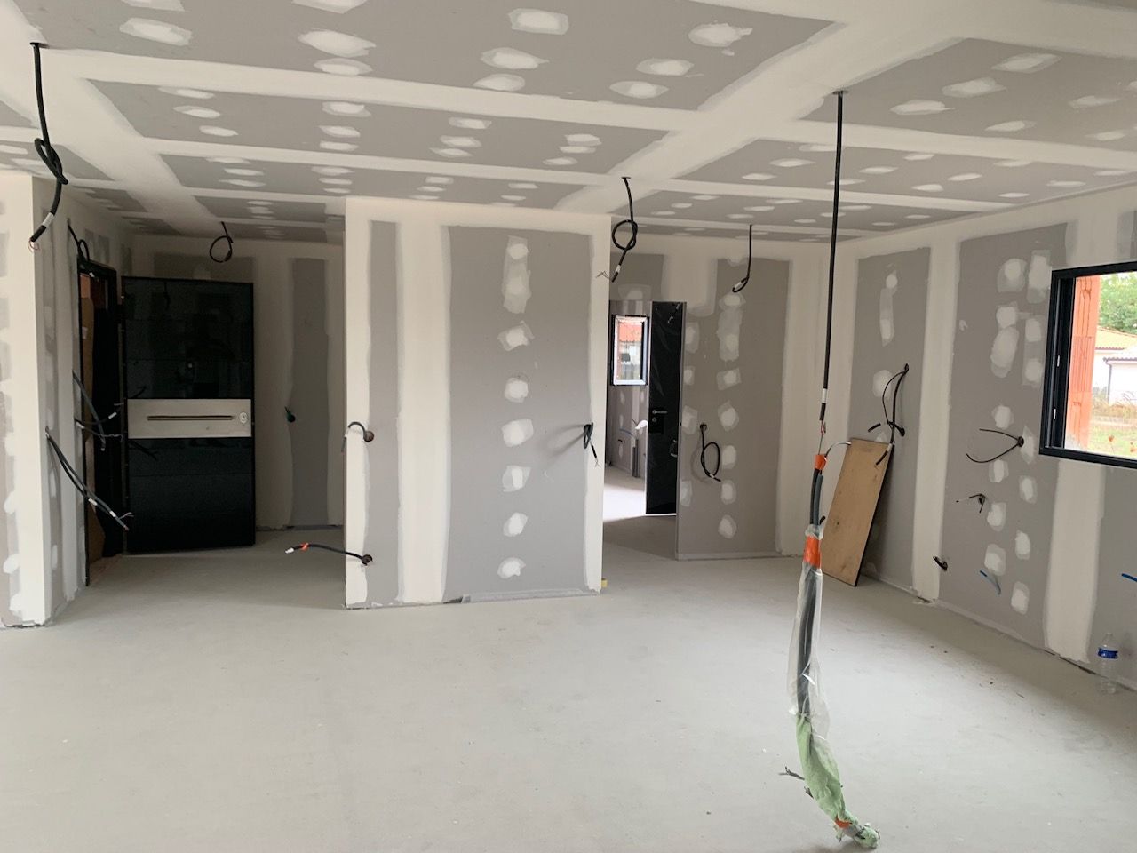 Vue de locaux en travaux avant les finitions et la remise en propreté